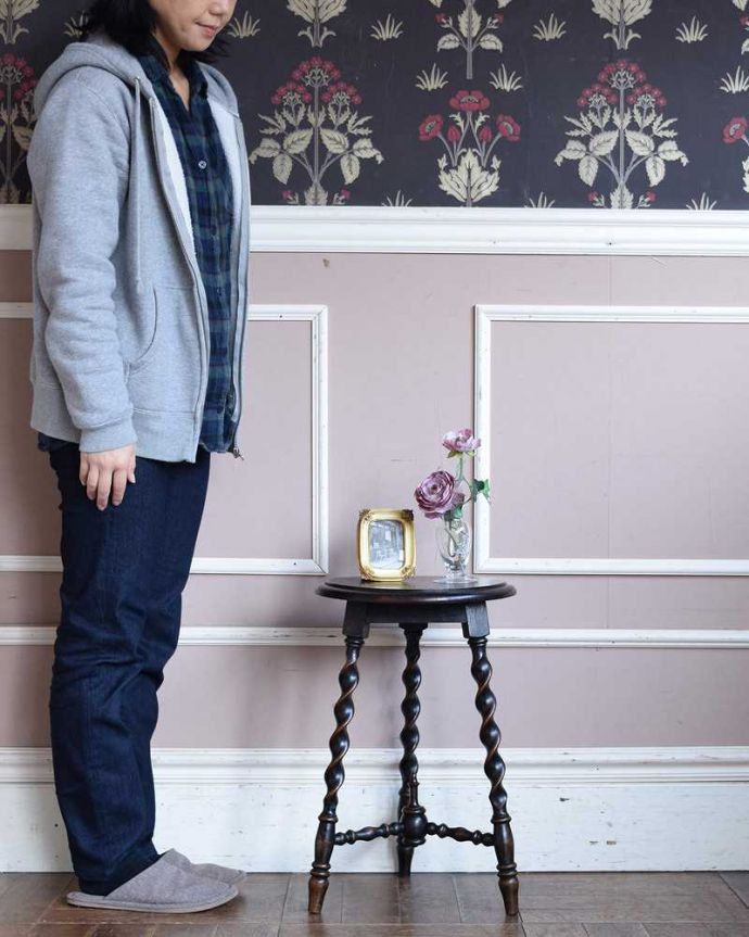 アンティークのテーブル　アンティーク家具　上品なアンティーク家具、美しい彫りを施したオケージョナルテーブル。移動もラクラク！どこでも使える小さなテーブル持ち運び便利なワインテーブル。(j-2103-f)