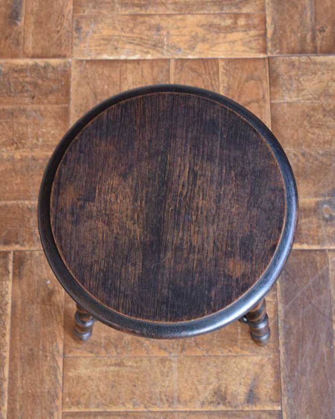 アンティークのテーブル　アンティーク家具　上品なアンティーク家具、美しい彫りを施したオケージョナルテーブル。天板を上から見ると･･･天板はこんな感じで、ちょっとしたものを乗せて使うのに便利なサイズです。(j-2103-f)