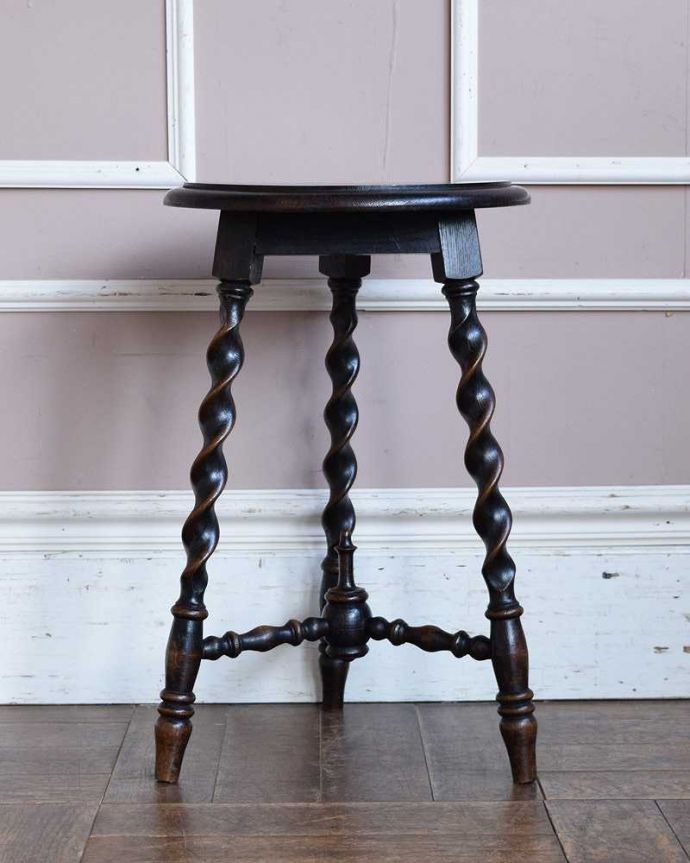 アンティークのテーブル　アンティーク家具　上品なアンティーク家具、美しい彫りを施したオケージョナルテーブル。横から見てもステキなんです横から見るとこんな感じ。(j-2103-f)