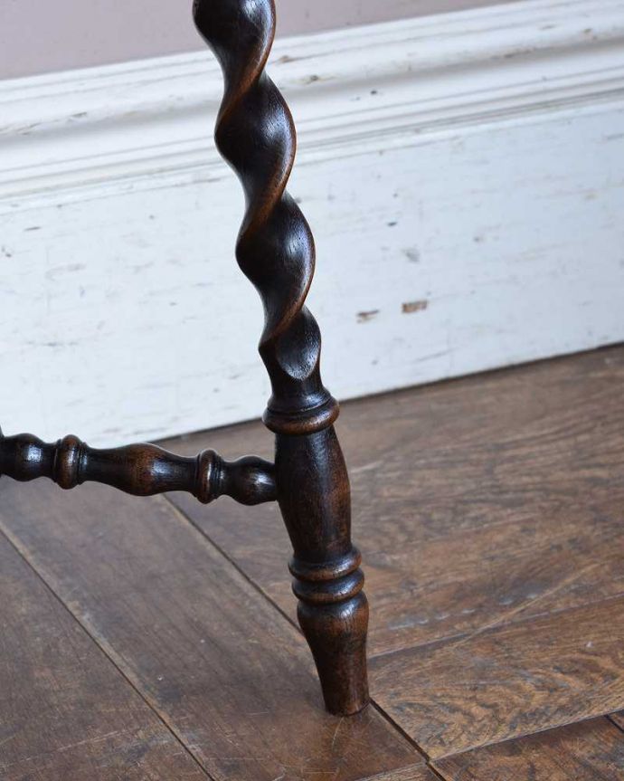 アンティークのテーブル　アンティーク家具　上品なアンティーク家具、美しい彫りを施したオケージョナルテーブル。Handleの家具の脚の裏には･･･Handleのアンティーク家具は、床にキズが付かないよう脚の裏にフェルトキーパーをお付けしています。(j-2103-f)