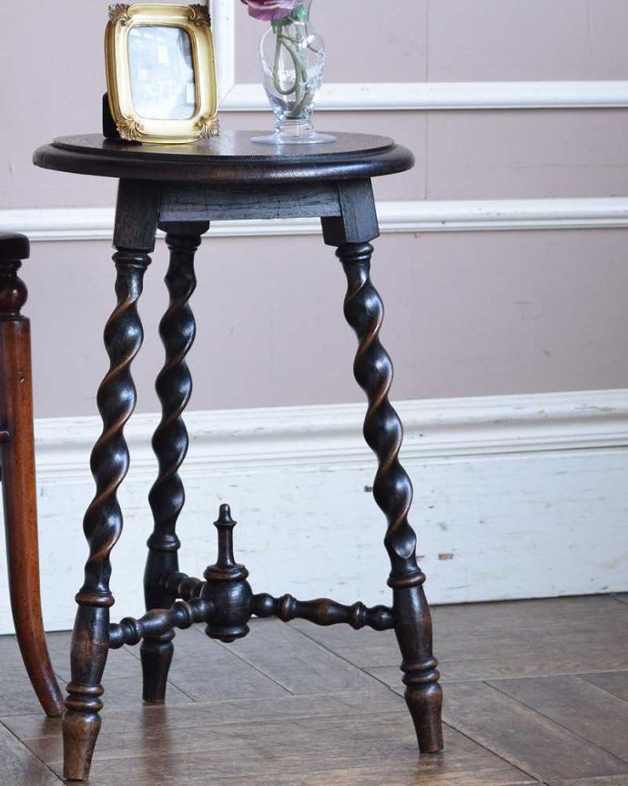 アンティークのテーブル　アンティーク家具　上品なアンティーク家具、美しい彫りを施したオケージョナルテーブル。小さくてもアンティークの気品タップリ。(j-2103-f)