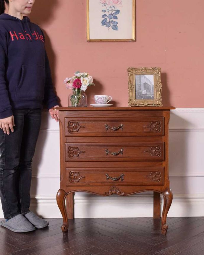 アンティークのチェスト　アンティーク家具　フランス輸入の脚の長いアンティーク家具、エレガントな３段チェスト。美しい曲線美がフランスらしいんです。(j-2104-f)