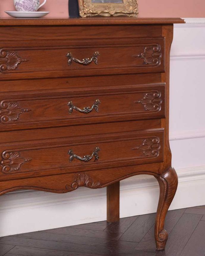 アンティークのチェスト　アンティーク家具　フランス輸入の脚の長いアンティーク家具、エレガントな３段チェスト。「見せる収納」だから、置く場所を選びません！チェストと言ってもデザインがステキだから、収納だけじゃなくて見ても楽しめる具なんです。(j-2104-f)