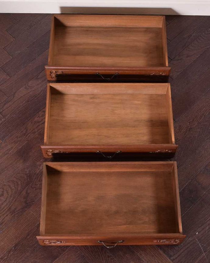 アンティークのチェスト　アンティーク家具　フランス輸入の脚の長いアンティーク家具、エレガントな３段チェスト。キレイに修復したので、何を入れてもOKです。(j-2104-f)