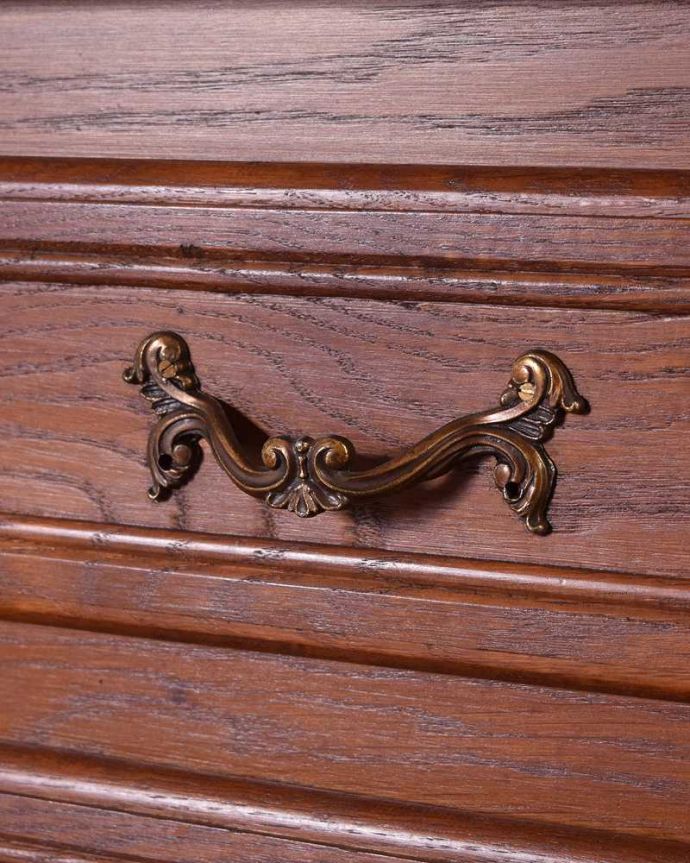アンティークのチェスト　アンティーク家具　フランス輸入の脚の長いアンティーク家具、エレガントな３段チェスト。開ける度にワクワクする取っ手フランスらしい優雅なデザインは取っ手にも。(j-2104-f)