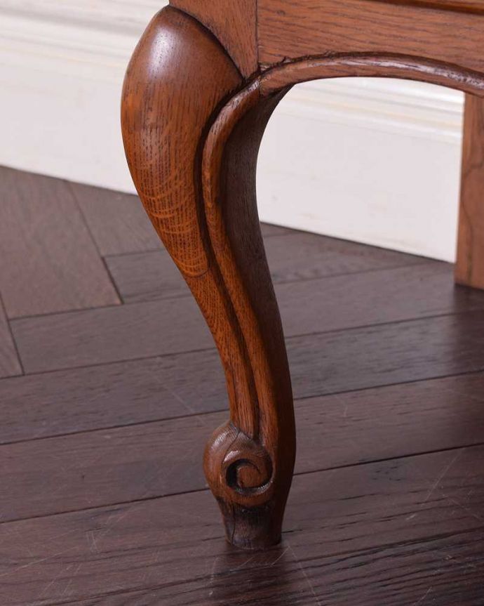 アンティークのチェスト　アンティーク家具　フランス輸入の脚の長いアンティーク家具、エレガントな３段チェスト。女性1人でラクラク運べちゃう仕掛けHandleのアンティークは、脚の裏にフェルトキーパーをお付けしています。(j-2104-f)