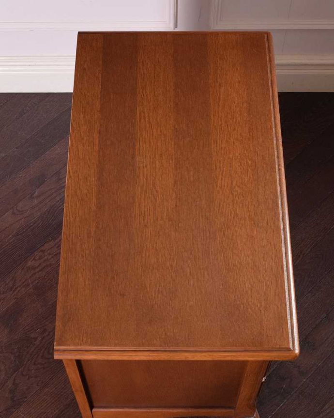 アンティークのチェスト　アンティーク家具　フランス輸入の脚の長いアンティーク家具、エレガントな３段チェスト。何を置こうかな･･･？上から見ると、天板はこんな感じで塗装もキレイに仕上げました。(j-2104-f)