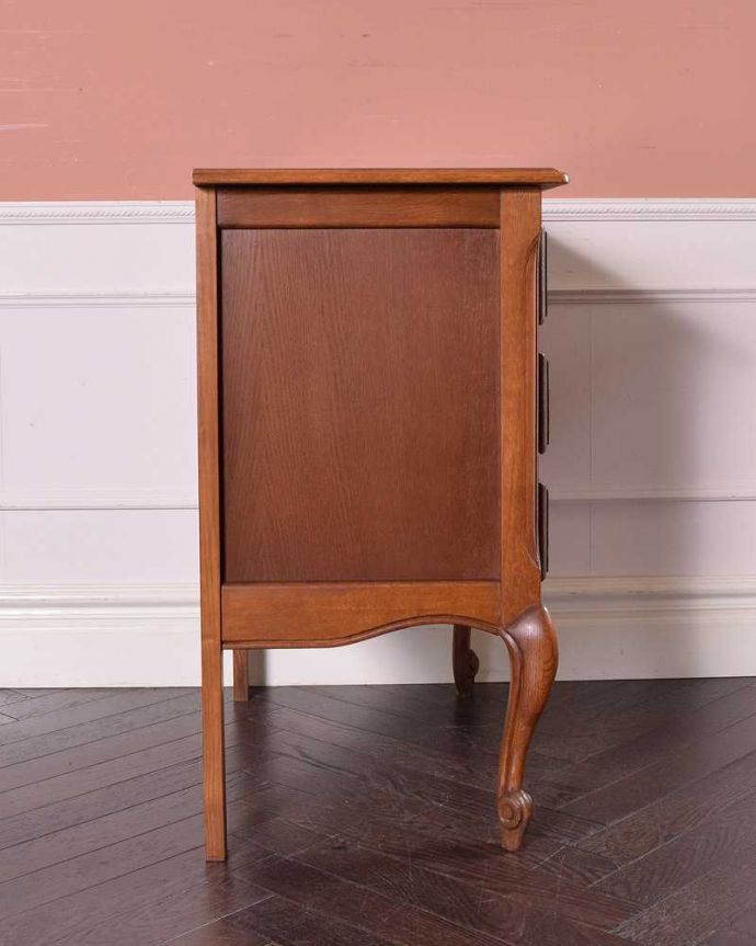 アンティークのチェスト　アンティーク家具　フランス輸入の脚の長いアンティーク家具、エレガントな３段チェスト。横から見てもステキ横から見るとこんな感じ。(j-2104-f)