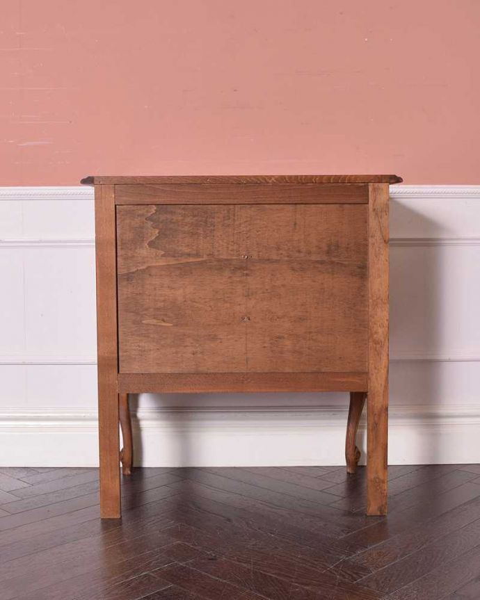 アンティークのチェスト　アンティーク家具　フランス輸入の脚の長いアンティーク家具、エレガントな３段チェスト。修復したので後姿もキレイですアンティークは新品ではないので、もちろん経年変化によるキズはありますが、専門の職人がキレイに修復したので、後ろ姿もキレイです。(j-2104-f)