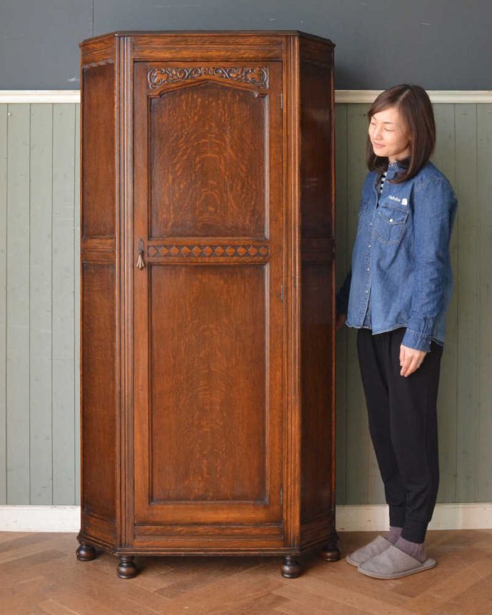 アンティークのキャビネット アンティーク家具 英国スタイルのアンティーク家具、収納力たっぷりのワードローブ。実は隠れた人気モノのアンティークアンティーク家具の中でリクエストが多いワードローブ。(j-2105-f)