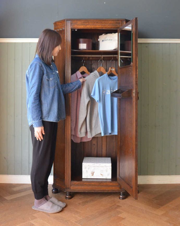 アンティークのキャビネット アンティーク家具 英国スタイルのアンティーク家具、収納力たっぷりのワードローブ。今日は何を着ようかな?お出かけ前のひとときも、このワードローブがあれば、さらに楽しい時間になります。(j-2105-f)