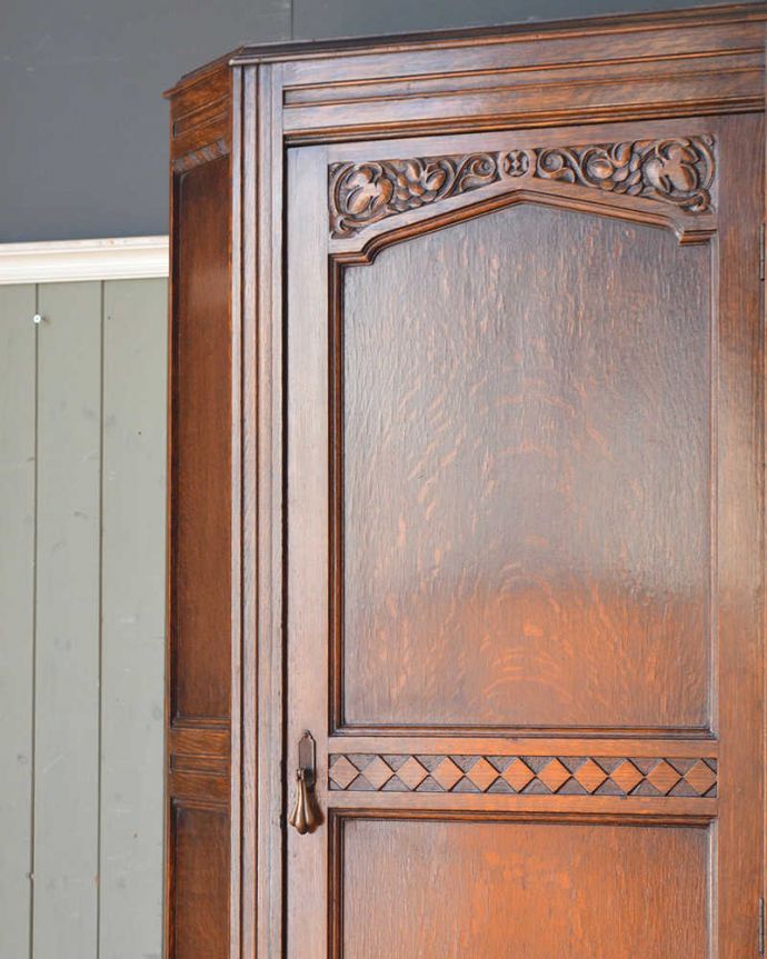 アンティークのキャビネット アンティーク家具 英国スタイルのアンティーク家具、収納力たっぷりのワードローブ。アンティークらしい装飾が魅力サイズの大きい家具だからこそ、やっぱり美しい装飾がアンティークの魅力。(j-2105-f)