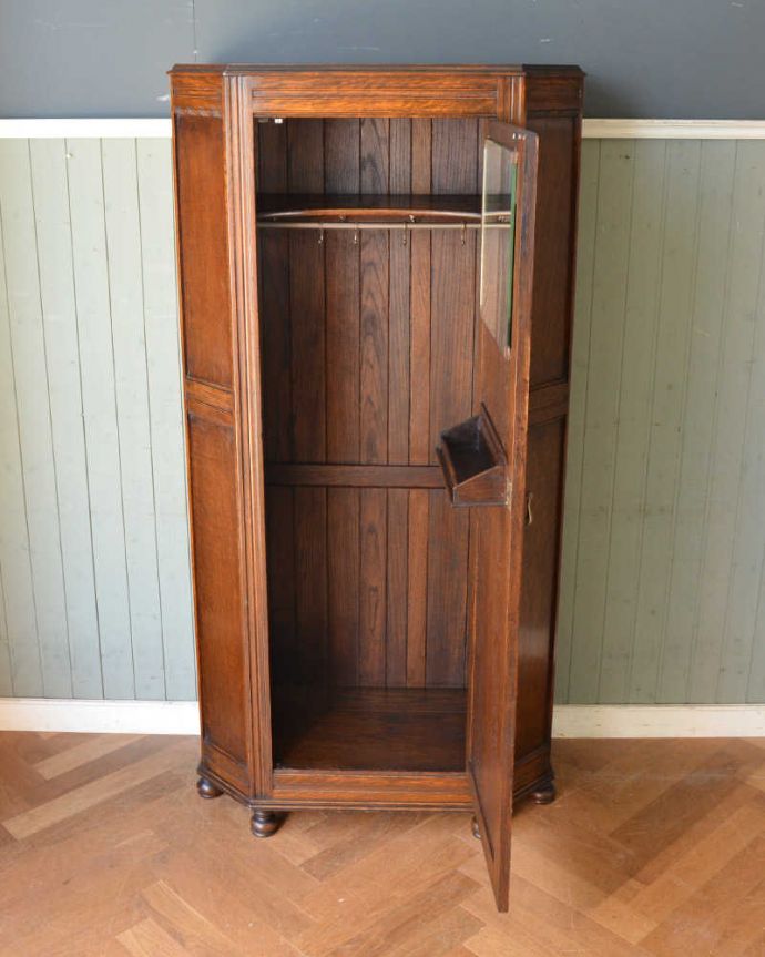 アンティークのキャビネット アンティーク家具 英国スタイルのアンティーク家具、収納力たっぷりのワードローブ。扉を開けて中を見ると・・・こんな感じで、たっぷり収納できます。(j-2105-f)