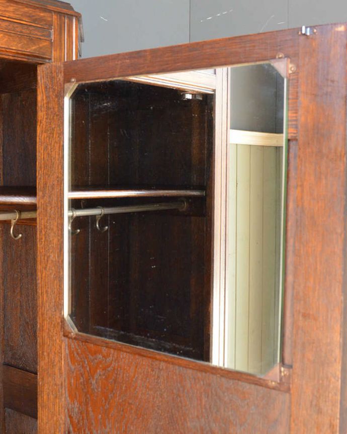 アンティークのキャビネット アンティーク家具 英国スタイルのアンティーク家具、収納力たっぷりのワードローブ。身だしなみを整えて・・・アンティークのミラーも付いています。(j-2105-f)