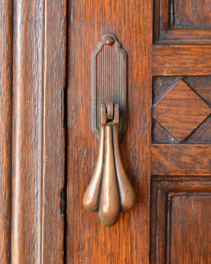 アンティークのキャビネット アンティーク家具 英国スタイルのアンティーク家具、収納力たっぷりのワードローブ。アンティークらしい素敵な取っ手取っ手のデザインも美しい・・・こんなところからもアンティークらしさが感じられます。(j-2105-f)