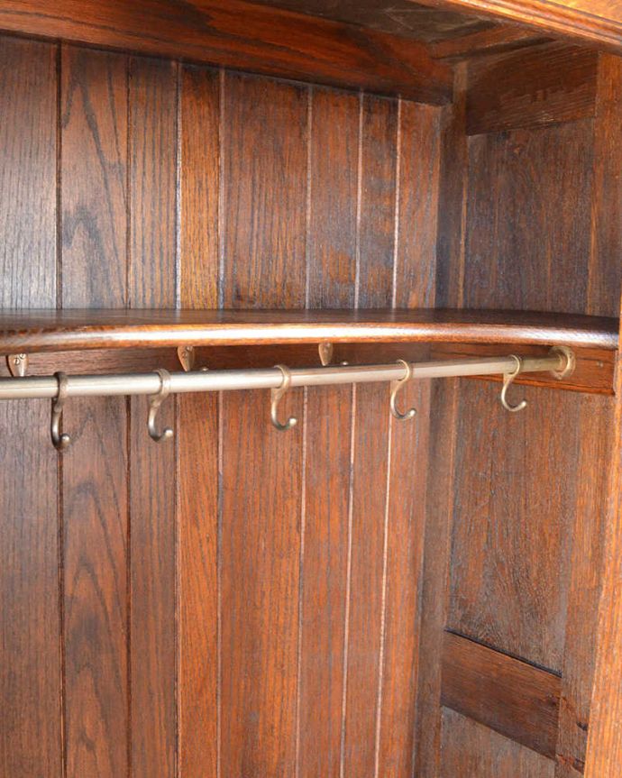 アンティークのキャビネット アンティーク家具 英国スタイルのアンティーク家具、収納力たっぷりのワードローブ。お洋服を掛ける場所ポールが付いているので、ここにハンガーを掛けてください。(j-2105-f)
