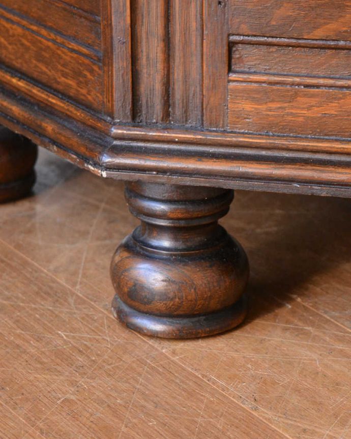 アンティークのキャビネット アンティーク家具 英国スタイルのアンティーク家具、収納力たっぷりのワードローブ。女性でも運べちゃう理由は・・・Handleのアンティークは、脚の裏にフェルトキーパーをお付けしていますので、重い家具でも床を滑らせて移動出来ます。(j-2105-f)