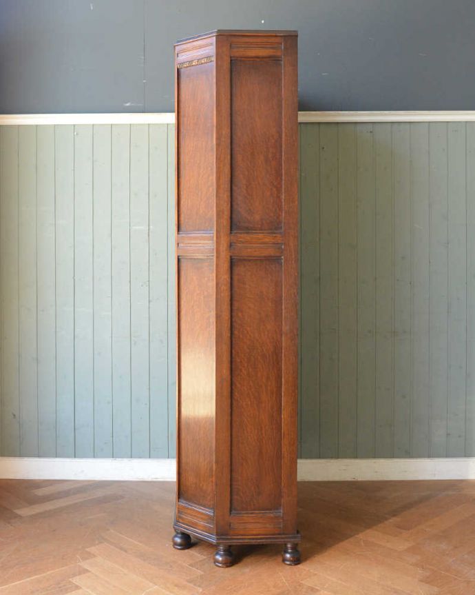 アンティークのキャビネット アンティーク家具 英国スタイルのアンティーク家具、収納力たっぷりのワードローブ。横から見た姿もステキ正面だけじゃなく横から見るとこんな感じです。(j-2105-f)