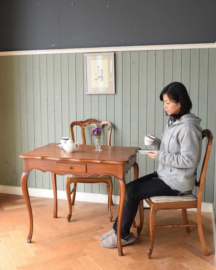 アンティークのテーブル　アンティーク家具　デスクにもなるアンティーク輸入家具、フランスで見つけた引出し付きのテーブル。どんな場所でも便利に使える小さなテーブルそもそも「便利に使える」と言う名前のオケージョナルテーブル。(j-2106-f)