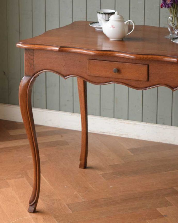 アンティークのテーブル　アンティーク家具　デスクにもなるアンティーク輸入家具、フランスで見つけた引出し付きのテーブル。しなやかに伸びる脚先に施された定番のデザイン優雅に伸びる脚の先に上品にあしらわれたパッドフット。(j-2106-f)