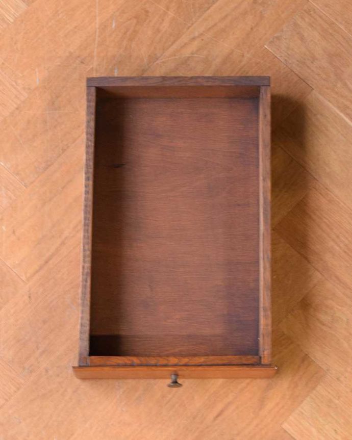 アンティークのテーブル　アンティーク家具　デスクにもなるアンティーク輸入家具、フランスで見つけた引出し付きのテーブル。引き出しの中もキレイですテーブルに付いた引き出しの中も、もちろん職人がキレイに修復しました。(j-2106-f)