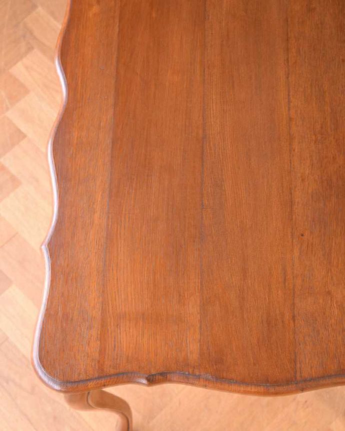 アンティークのテーブル　アンティーク家具　デスクにもなるアンティーク輸入家具、フランスで見つけた引出し付きのテーブル。天板を近づいて見てみると･･･近づいて見てみて下さい。(j-2106-f)