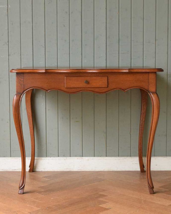 アンティークのテーブル　アンティーク家具　デスクにもなるアンティーク輸入家具、フランスで見つけた引出し付きのテーブル。横から見ると･･･スッキリと伸びた美しい脚。(j-2106-f)