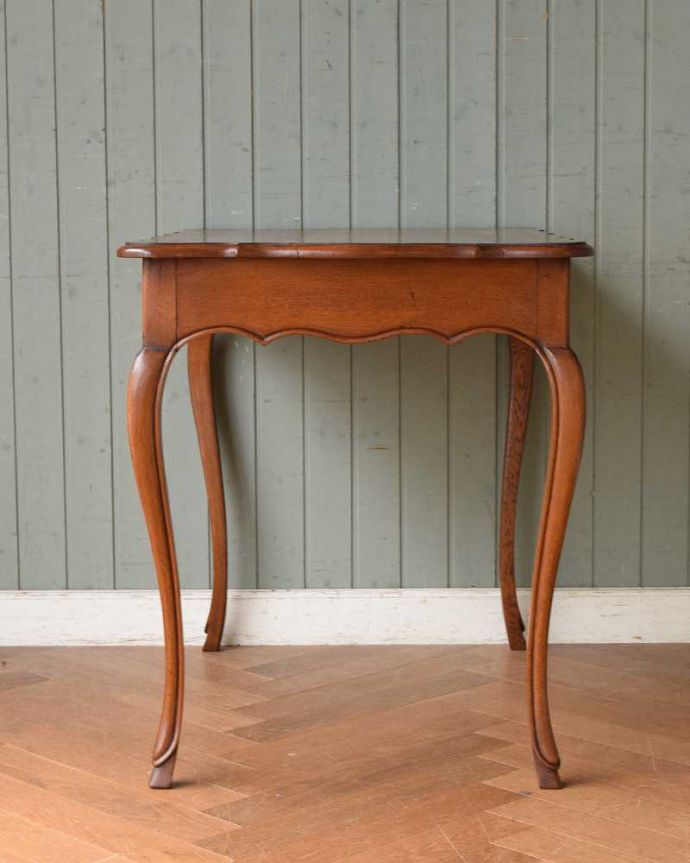 アンティークのテーブル　アンティーク家具　デスクにもなるアンティーク輸入家具、フランスで見つけた引出し付きのテーブル。さらにクルッと回転角度によって見え方が違うのも面白いところ。(j-2106-f)