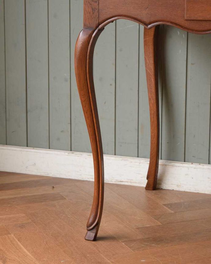 アンティークのテーブル　アンティーク家具　デスクにもなるアンティーク輸入家具、フランスで見つけた引出し付きのテーブル。持ち上げなくても大丈夫！Handleのアンティークは、脚の裏にフェルトキーパーをお付けしています。(j-2106-f)