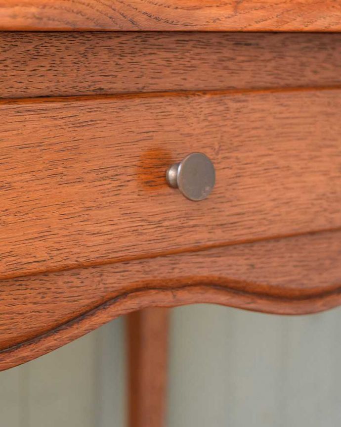 アンティークのテーブル　アンティーク家具　デスクにもなるアンティーク輸入家具、フランスで見つけた引出し付きのテーブル。何かと便利な引き出し付きテーブルの引き出しは、いろいろ便利に使えます。(j-2106-f)