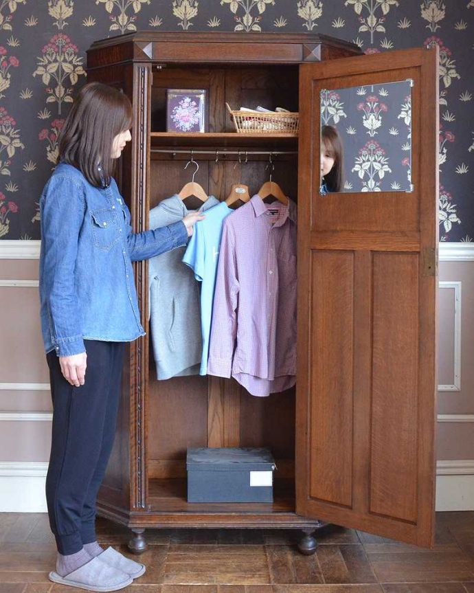 ワードローブ　アンティーク家具　英国のアンティーク家具、重厚な彫の木製扉がお洒落なアンティークのワードローブ。今日は何を着ようかな？お出かけ前のひとときも、このワードローブがあれば、さらに楽しい時間になります。(j-2107-f)