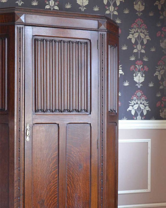 ワードローブ　アンティーク家具　英国のアンティーク家具、重厚な彫の木製扉がお洒落なアンティークのワードローブ。アンティークらしい装飾が魅力サイズの大きい家具だからこそ、やっぱり美しい装飾がアンティークの魅力。(j-2107-f)