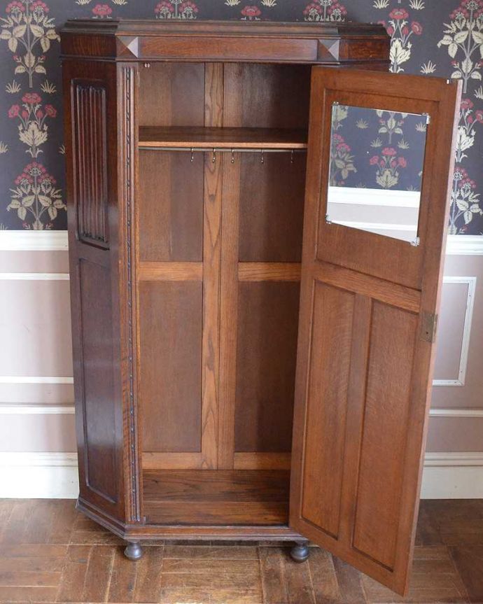 ワードローブ　アンティーク家具　英国のアンティーク家具、重厚な彫の木製扉がお洒落なアンティークのワードローブ。扉を開けて中を見ると･･･こんな感じで、たっぷり収納できます。(j-2107-f)