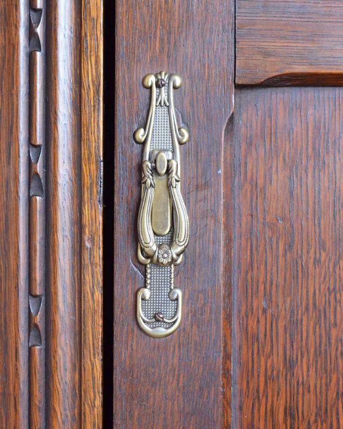 ワードローブ　アンティーク家具　英国のアンティーク家具、重厚な彫の木製扉がお洒落なアンティークのワードローブ。アンティークらしい素敵な取っ手取っ手のデザインも美しい･･･こんなところからもアンティークらしさが感じられます。(j-2107-f)
