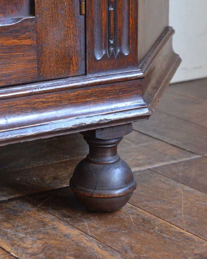 ワードローブ　アンティーク家具　英国のアンティーク家具、重厚な彫の木製扉がお洒落なアンティークのワードローブ。女性でも運べちゃう理由は･･･Handleのアンティークは、脚の裏にフェルトキーパーをお付けしていますので、重い家具でも床を滑らせて移動出来ます。(j-2107-f)