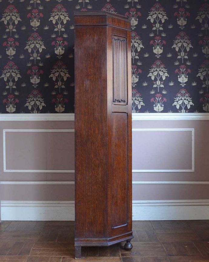 ワードローブ　アンティーク家具　英国のアンティーク家具、重厚な彫の木製扉がお洒落なアンティークのワードローブ。横から見た姿もステキ正面だけじゃなく横から見るとこんな感じです。(j-2107-f)