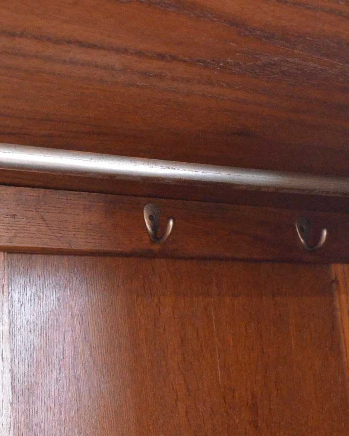 ワードローブ　アンティーク家具　英国のアンティーク家具、重厚な彫の木製扉がお洒落なアンティークのワードローブ。背板にもフックがついています。(j-2107-f)