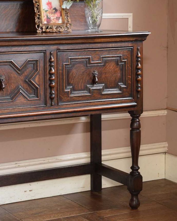 サイドボード　アンティーク家具　英国の上質なアンティーク家具、テレビボードとしても使えるオーク材のサイドボード。やっぱり魅力は英国らしい彫まだ機械が発達していない時代に、こんなに堅い木材をどうやって加工したんだろう？って不思議になるくらい細かい彫。(j-2108-f)