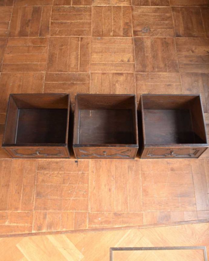 サイドボード　アンティーク家具　英国の上質なアンティーク家具、テレビボードとしても使えるオーク材のサイドボード。引き出しの中もキレイに修復しましたもともとカトラリーを入れて使っていた引き出し。(j-2108-f)