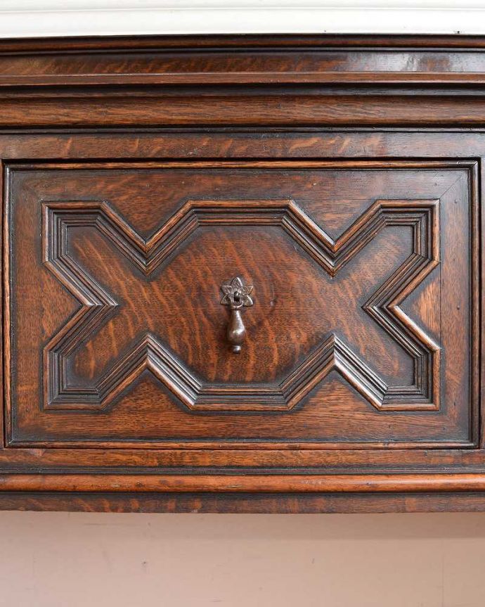 サイドボード　アンティーク家具　英国の上質なアンティーク家具、テレビボードとしても使えるオーク材のサイドボード。惚れ惚れするような美しさとっても堅い無垢材に一体どうやって彫っていったんでしょう？アンティークらしく細かい彫りを眺めているだけでうっとりしてしまいます。(j-2108-f)