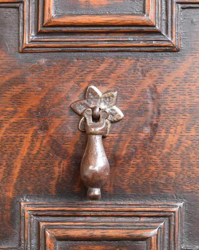 サイドボード　アンティーク家具　英国の上質なアンティーク家具、テレビボードとしても使えるオーク材のサイドボード。取っ手にまでアンティークらしさ時間の流れが感じられる凝ったデザインの味わい深い取っ手。(j-2108-f)