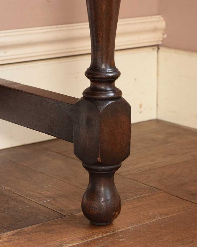 サイドボード　アンティーク家具　英国の上質なアンティーク家具、テレビボードとしても使えるオーク材のサイドボード。女性1人でラクラク運べちゃう仕掛けHandleのアンティークは、脚の裏にフェルトキーパーをお付けしています。(j-2108-f)