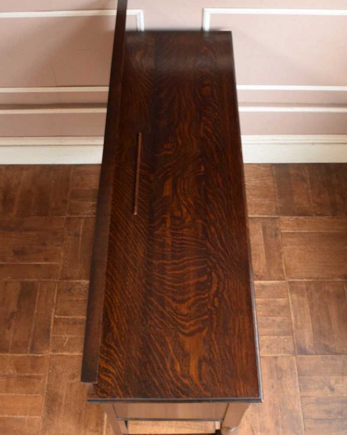 サイドボード　アンティーク家具　英国の上質なアンティーク家具、テレビボードとしても使えるオーク材のサイドボード。上から見てるとこんな感じです。(j-2108-f)