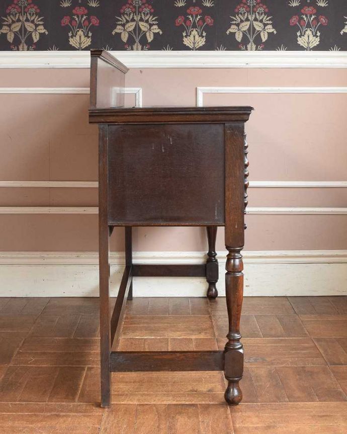 サイドボード　アンティーク家具　英国の上質なアンティーク家具、テレビボードとしても使えるオーク材のサイドボード。もちろん横から見てもステキ横顔にだって妥協しません。(j-2108-f)