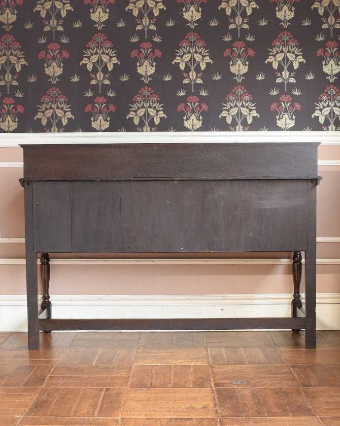 サイドボード　アンティーク家具　英国の上質なアンティーク家具、テレビボードとしても使えるオーク材のサイドボード。さらに後ろ姿もチェックアンティークは新品ではないので、もちろん経年変化によるキズはありますが、専門の職人がキレイに修復しました。(j-2108-f)