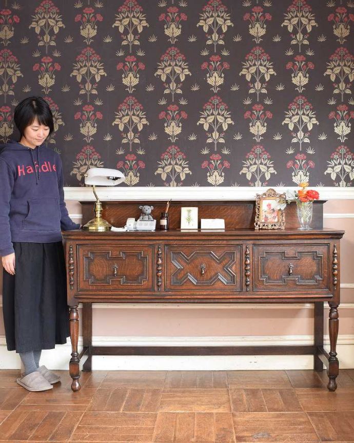 サイドボード　アンティーク家具　英国の上質なアンティーク家具、テレビボードとしても使えるオーク材のサイドボード。英国アンティーク家具らしい重厚なオトナの美しさ重厚感のあるドッシリとした雰囲気の彫がたっぷり入ったサイドボード、もともとはダイニングでサーブ用に使われていた家具です。(j-2108-f)