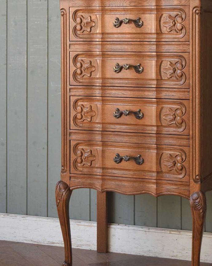 アンティークのチェスト　アンティーク家具　彫りが美しいどこにでも置けるスリムな４段チェスト、フランスから届いたアンティーク家具。収納だけじゃなく見て楽しむチェストチェストと言っても見た目が素敵なので、収納だけではもったいない。(j-2109-f)