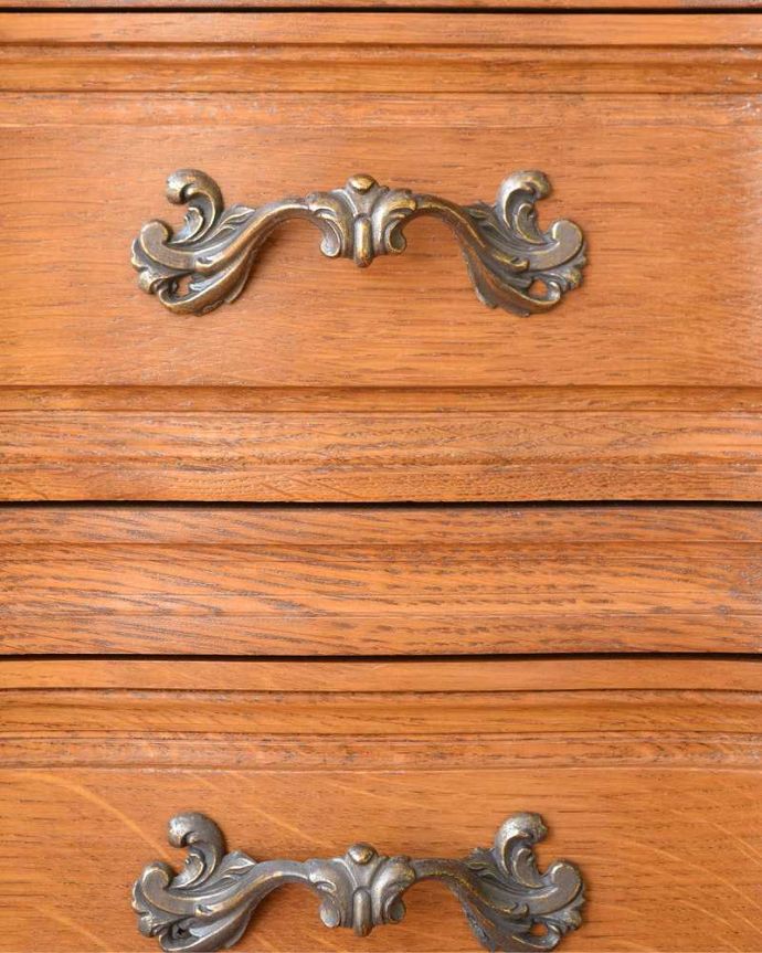 アンティークのチェスト　アンティーク家具　彫りが美しいどこにでも置けるスリムな４段チェスト、フランスから届いたアンティーク家具。開ける度にワクワクする取っ手フランスらしい優雅なデザインの取っ手。(j-2109-f)