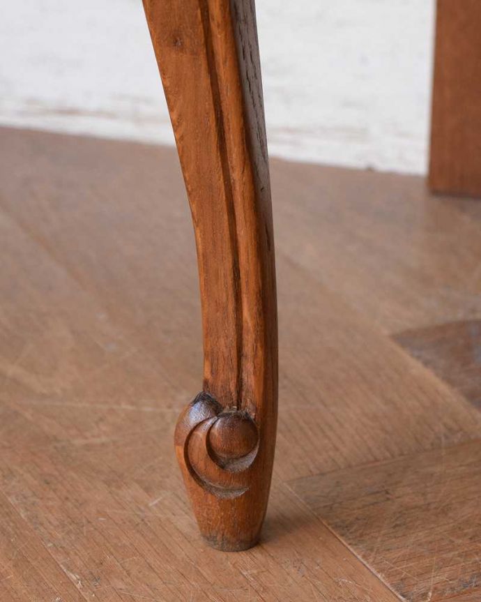 アンティークのチェスト　アンティーク家具　彫りが美しいどこにでも置けるスリムな４段チェスト、フランスから届いたアンティーク家具。女性1人でラクラク運べちゃう仕掛けHandleのアンティークは、脚の裏にフェルトキーパーをお付けしています。(j-2109-f)