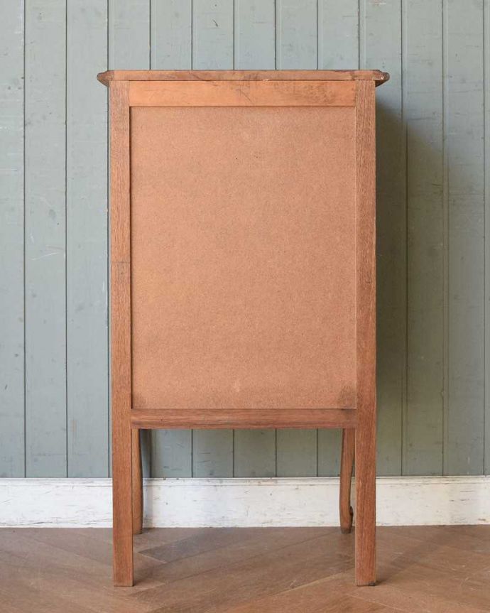 アンティークのチェスト　アンティーク家具　彫りが美しいどこにでも置けるスリムな４段チェスト、フランスから届いたアンティーク家具。修復したので後姿もキレイですアンティークは新品ではないので、もちろん経年変化によるキズはありますが、専門の職人が修復しています。(j-2109-f)